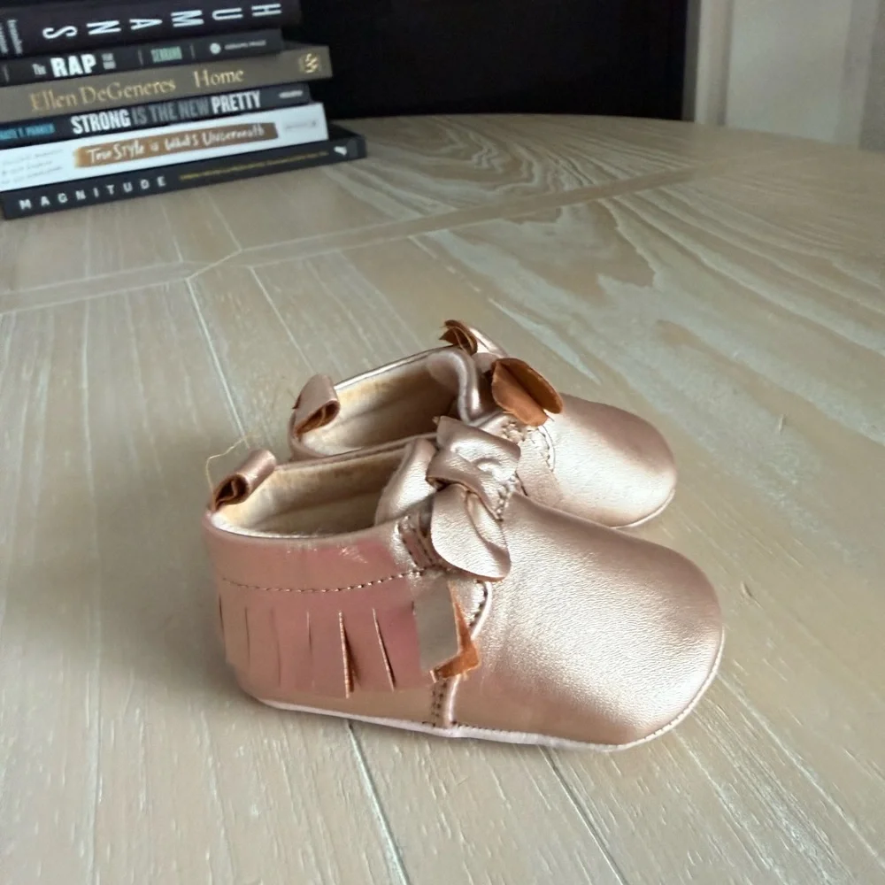 Baby girl Rose Gold Baby Moccasins with fringe & cute bow•like new & boho girly